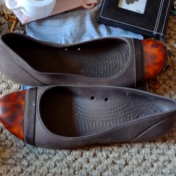 2 for $20😉Crocs 6 m ladies shoes - Picture 1 of 2